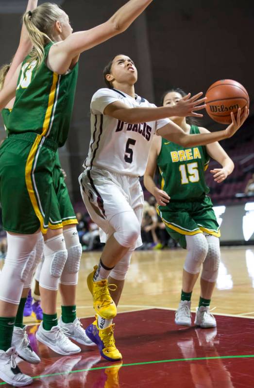 Desert Oasis’ Eliyjah Pricebrooks (5) goes up for a shot through Brea Olinda’s C ...