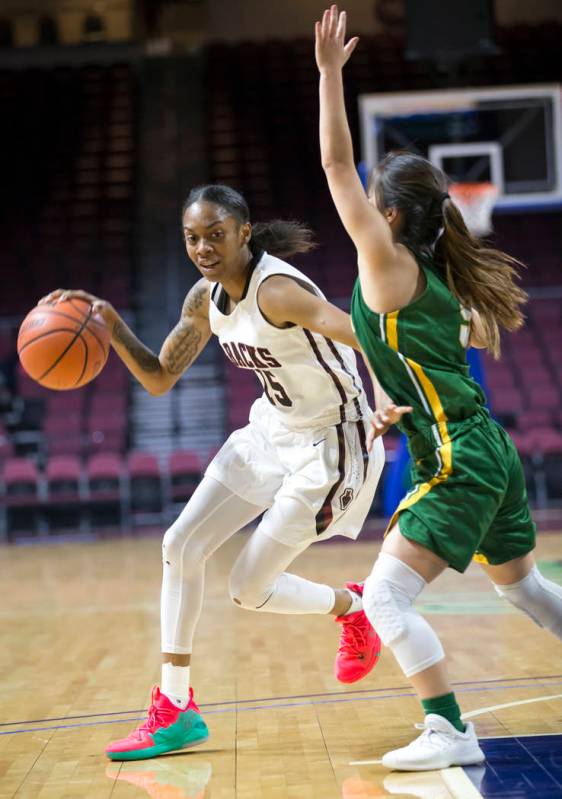 Desert Oasis’ Ahmaya Smith (15) dribbles the ball against Brea Olinda’s Jenna Ha ...
