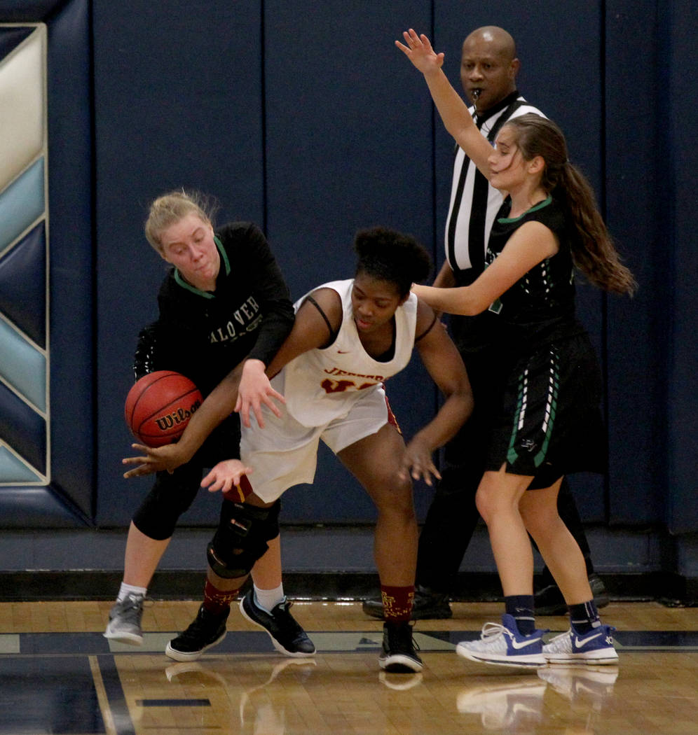 Palo Verde forward Ashley Marushok (25), left, battles for a loose ball with Thomas Jefferso ...