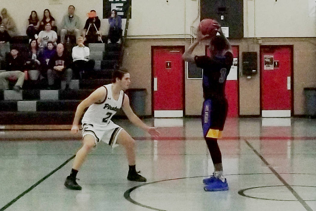 Moapa Valley’s Chase Hoy, left, defends Sierra Vista’s Calvin Richards on Thursd ...