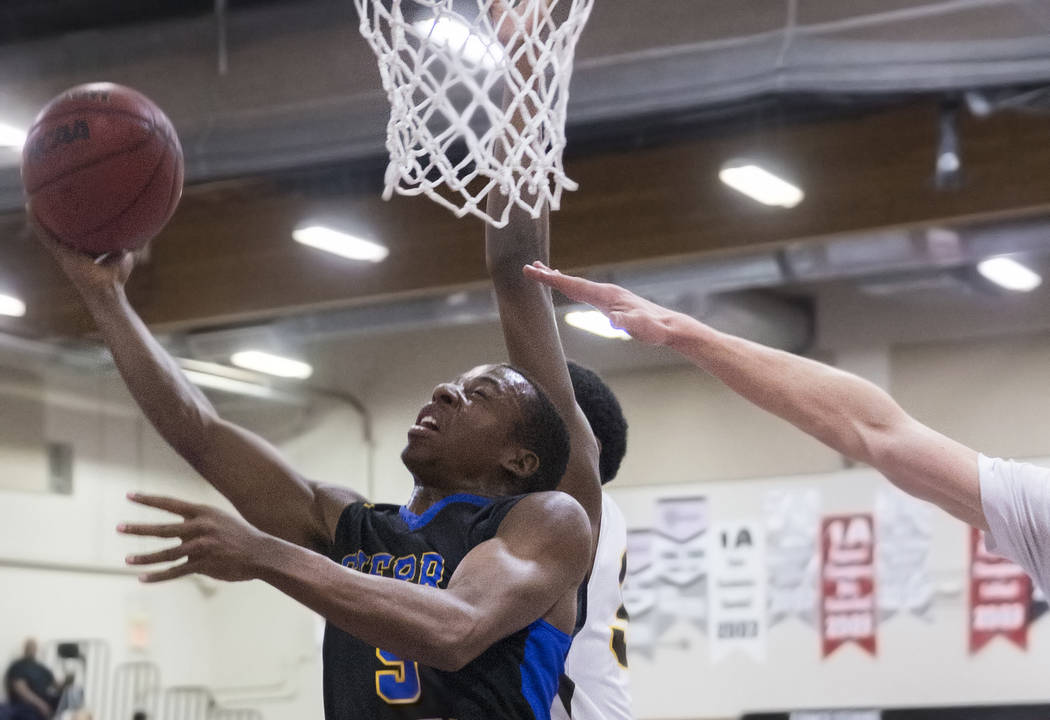 Sierra Vista senior Calvin Richards (3) drives baseline in the first quarter during the Moun ...