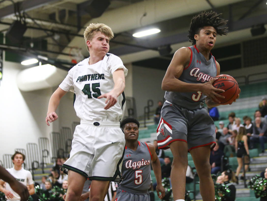 Arbor View’s guard Ameer Muhammad (3) gets a rebound over Palo Verde’s Harlan Ni ...