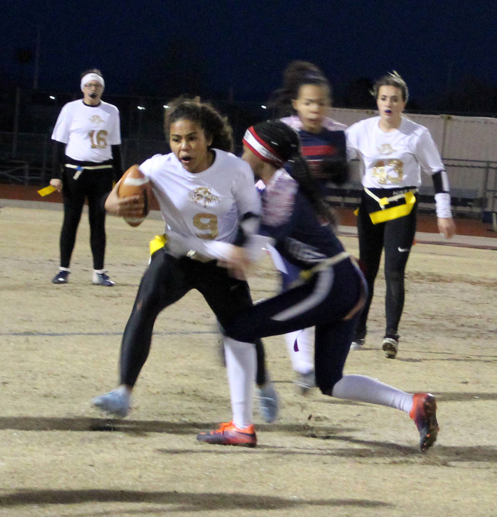 Sierra Vista’s Mariyan Muhammad carries the ball on Friday against Coronado. Coronado ...