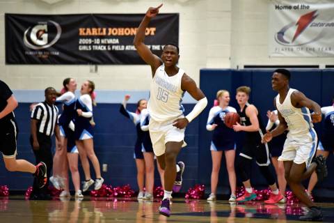 Centennial’s Leland Wallace (15) reacts after dunking the ball against Palo Verde duri ...