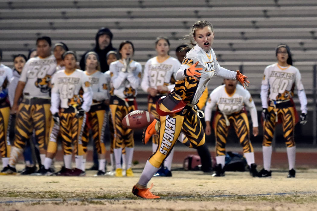 Bonanza’s Shayne Dunn misses a pass against Green Valley during Class 4A state flag fo ...
