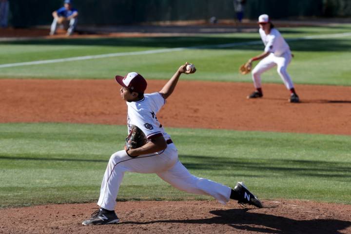 Desert Oasis pitcher Aaron Roberts (25) throws against Bishop Gorman in the fourth inning of ...