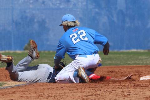 Centennial’s shortstop Rene Almarez (22) tags Liberty’s Chase Galleps at second ...
