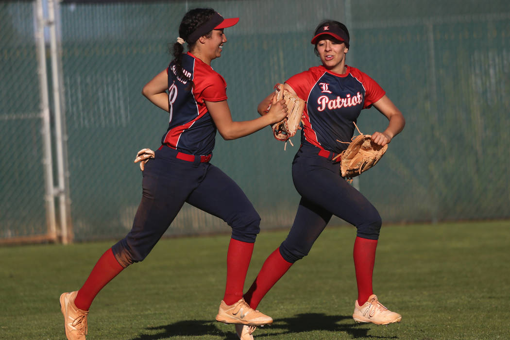 Liberty’s Shelby Carvalho (13), left, and Maddison Hamilton (12), run to the dugout af ...