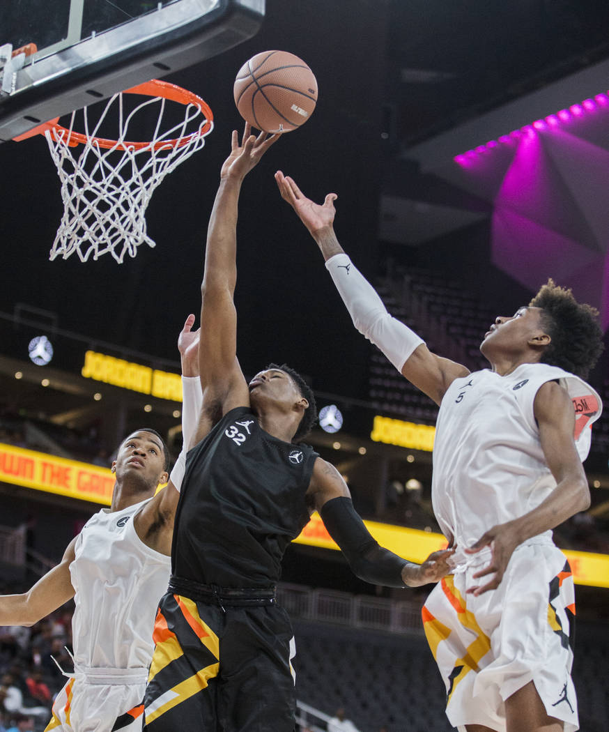 Romeo Weems (32) drives past Jaden McDaniels (5) and Cassius Stanley (4) in the first half d ...