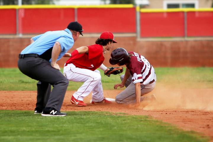 Arbor View’s Garrett Cutting (7) tags out Cimarron-Memorial’s Jackson Folkman (6 ...