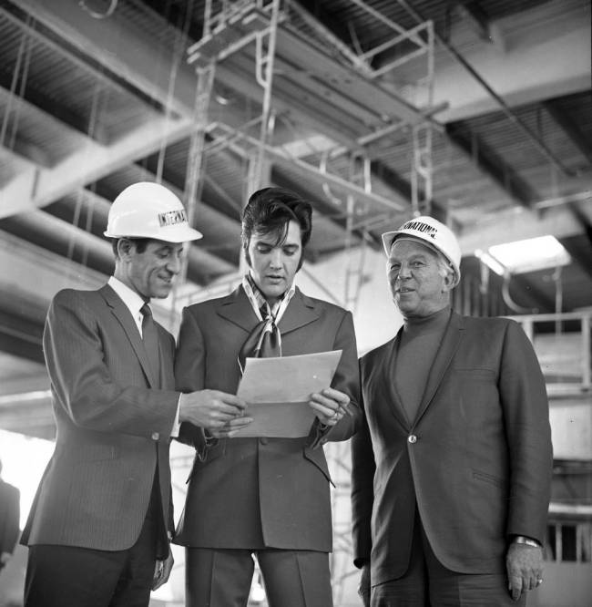 From left, Las Vegas International Hotel-Casino President Alex Shoofey, Elvis Presley and Bill ...