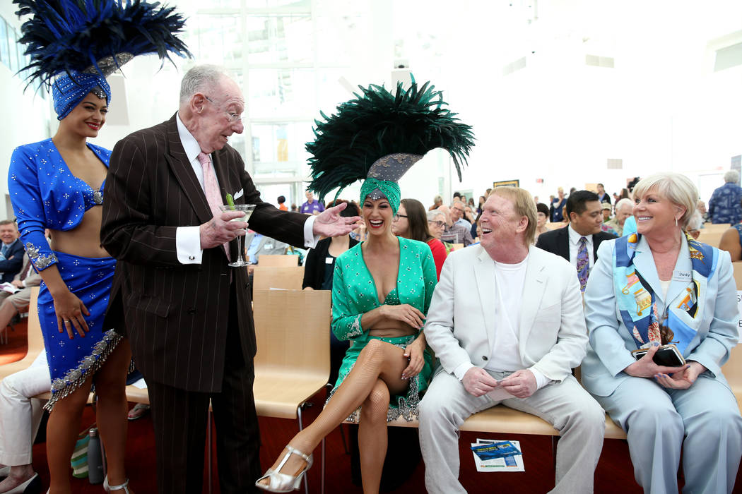Former Las Vegas Mayor Oscar Goodman, second from left, with showgirls Dina A., left, and Carol ...