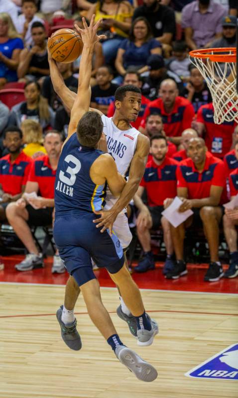 Memphis Grizzlies guard Grayson Allen, left, sets up to block a shot attempt by New Orleans Pel ...