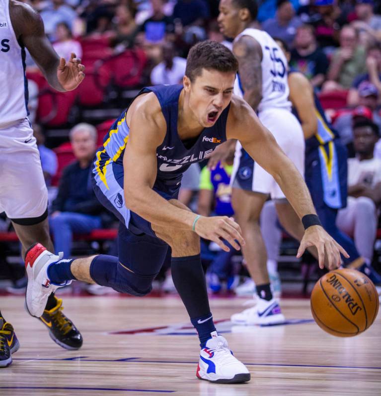 Memphis Grizzlies guard Dusty Hannahs drives to the basket through the Minnesota Timberwolves d ...