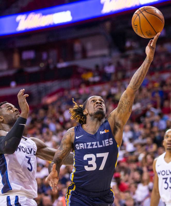 Memphis Grizzlies guard Paris Lee, right, gets inside for a shot inside of Minnesota Timberwolv ...