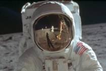 Este detalle de una foto del 20 de julio de 1969 hecha por la NASA muestra al astronauta Neil A ...