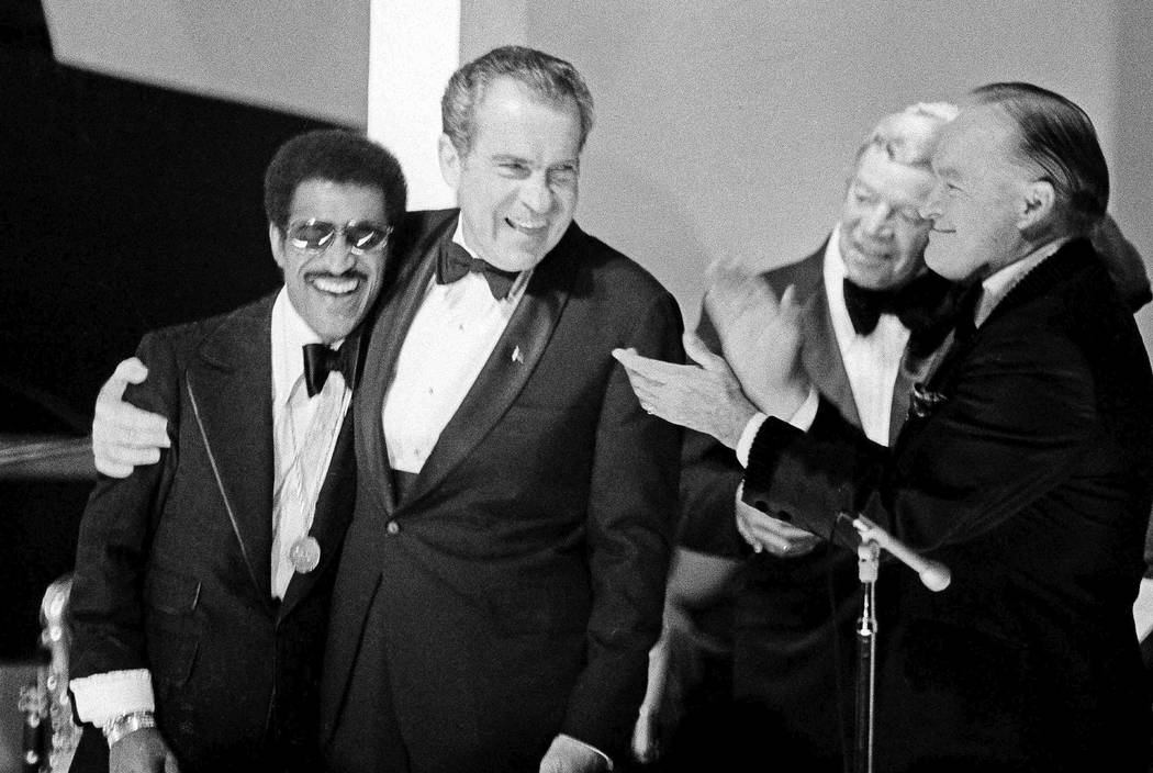 Sammy Davis Jr and Bob Hope UNSIGNED photo In 1973 Richard Nixon K9459