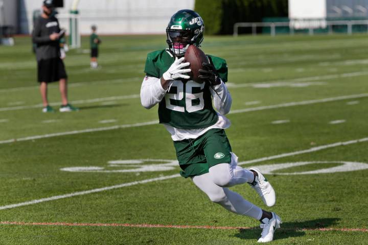 New York Jets running back Le'Veon Bell participates during practice at the NFL football team's ...
