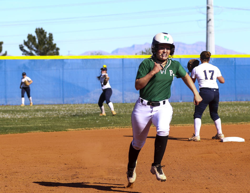 Palo Verde outfielder Makall Whetten (1) runs to third base after hitting a triple in the fi ...