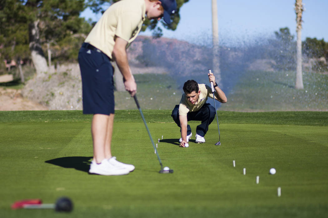 Foothill sophomore Noah MacFawn, right, lines up the shot while going through drills during ...