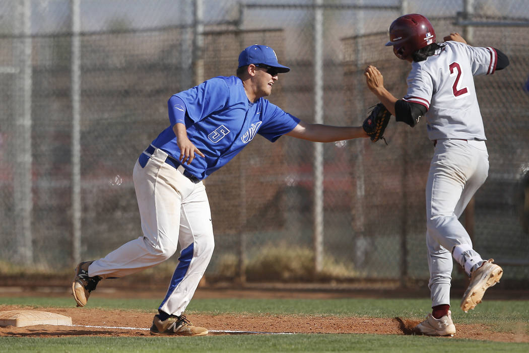 Sierra Vista’s Daymien Yohner (5) tags out Desert Oasis’s Andrew Martinez (2) du ...