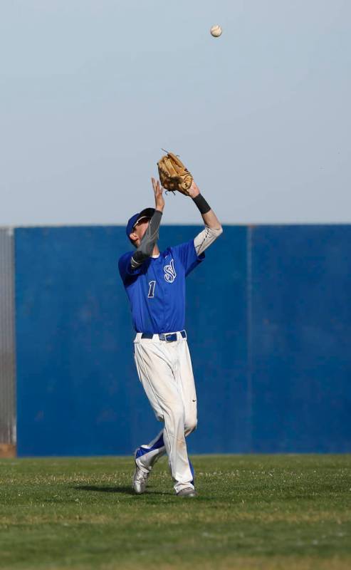 Sierra Vista’s Cody Culpepper (1) catches a fly ball during the fifth inning of a high ...