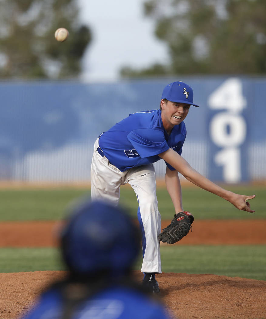 Sierra Vista’s Andrew Carlson (9) pitches during the seventh inning of a high school b ...