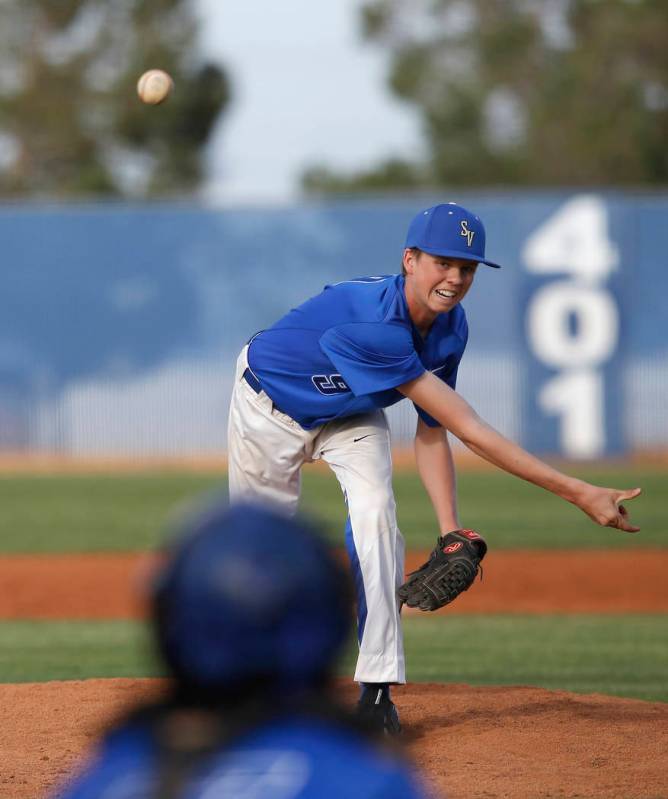 Sierra Vista’s Andrew Carlson (9) pitches during the seventh inning of a high school b ...