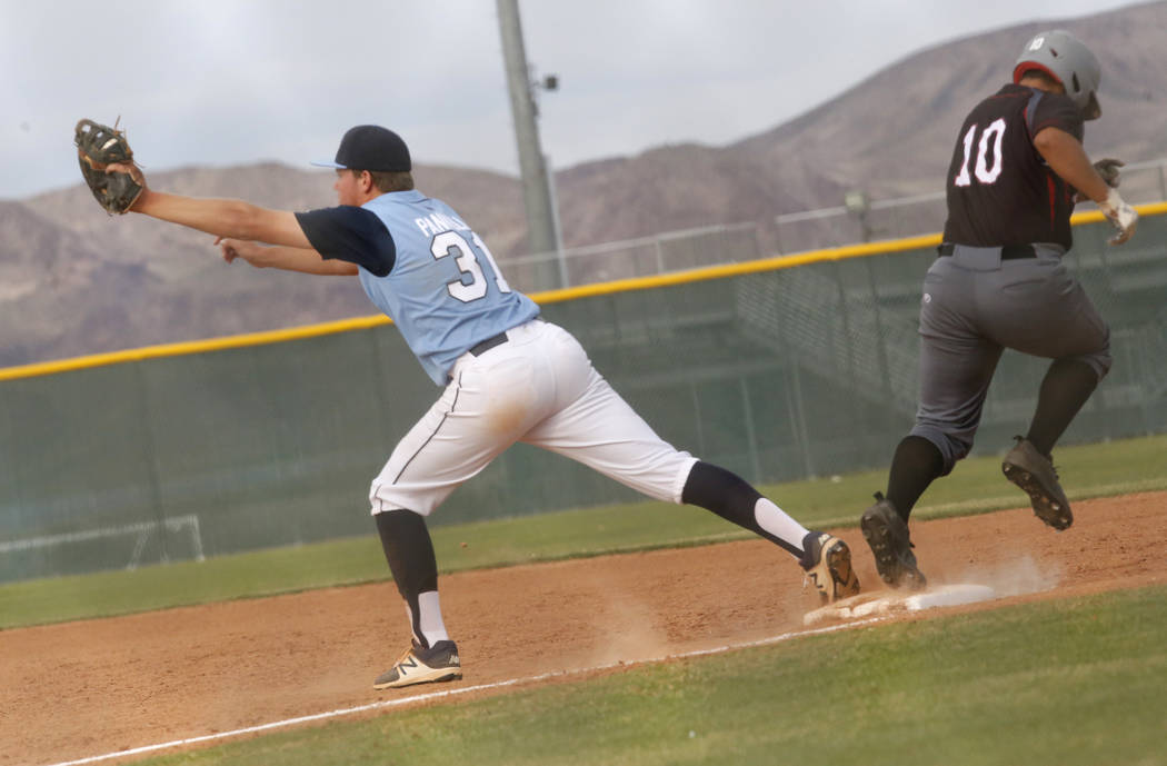 Foothill’s Anthony Pannullo (31) tags the base forcing Las Vegas’s Leonel Anaya ...