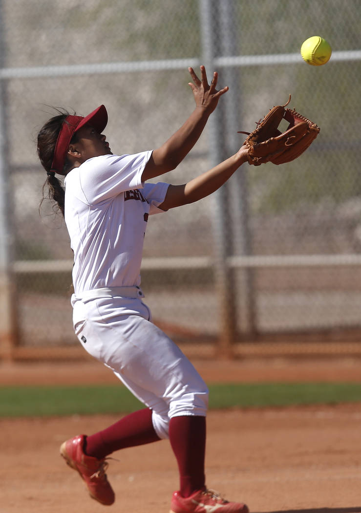Desert Oasis’s Izriah Hodson (3) catches a fly ball during a high school softball game ...