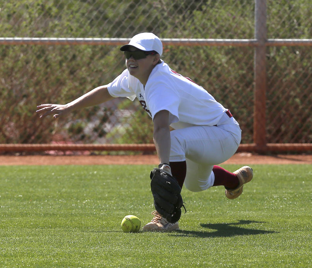 Desert Oasis’s Meagan Anders (2) misses an outfield catch during a high school softbal ...