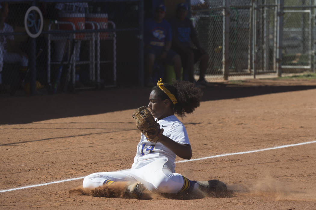 Sierra Vista’s Harmony Dominguez (14) makes a catch for an out against Durango at Sier ...