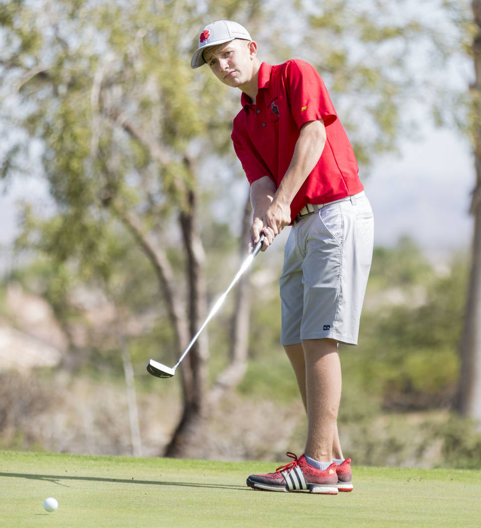 Desert Oasis’ Devin Heiman finishes the 17th hole during the Sunset Region boys golf t ...
