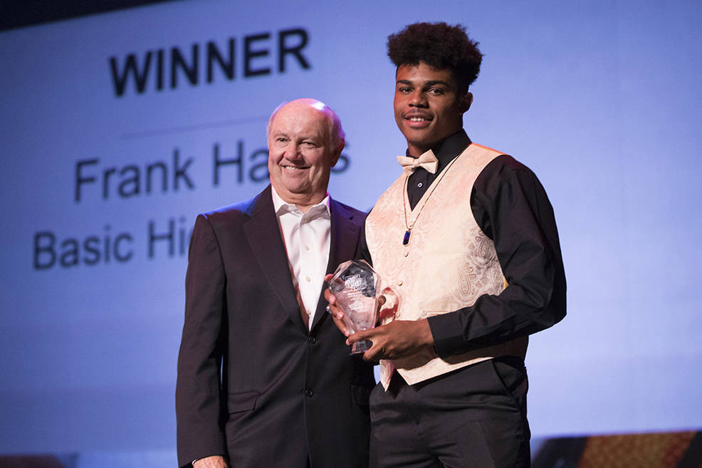 Frank Harris, de la preparatoria Basic, recibe el Premio al Atleta Masculino del Año por Cr ...