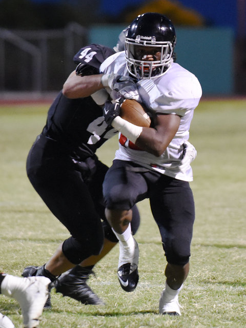 Las Vegas High School’s Elijah Hicks (10), center, runs the ball in for the game’ ...