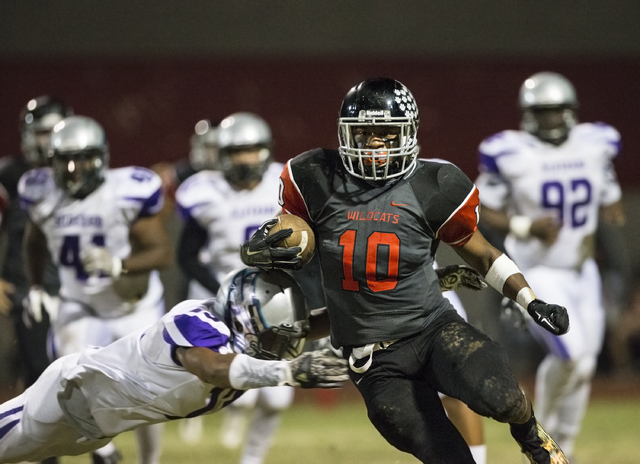 Las Vegas’ Elijah Hicks (10) breaks the tackle of Silverado’s Taison Etienne (13 ...