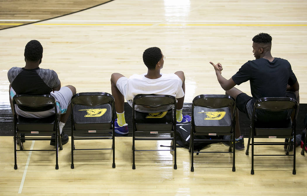 Cal Supreme player Shareef O’Neal, center, son of Shaquille O’Neal, practices at ...