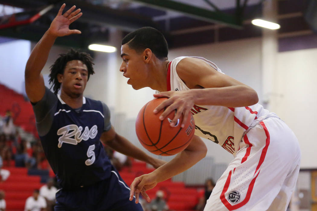Liberty sophomore and California United player Julian Strawther (3) drives the ball past Ri ...
