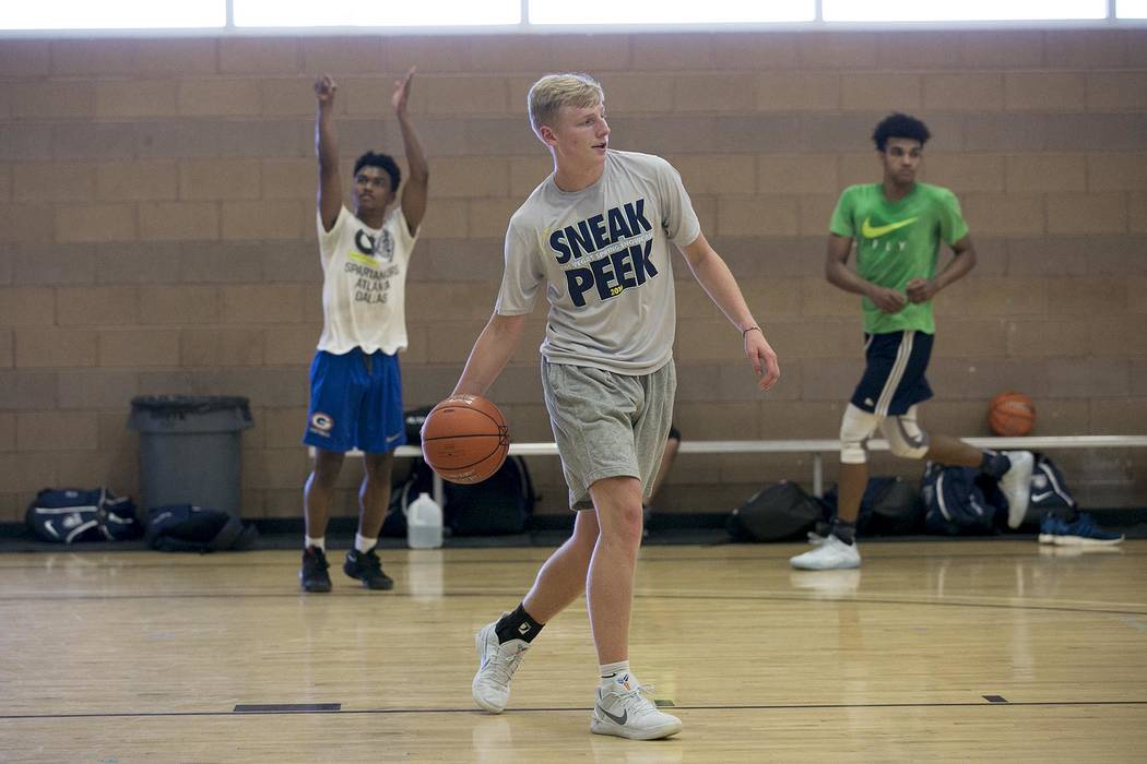 Trey Woodbury passes the ball during a Vegas Elite practice in Las Vegas on Tuesday, July 25 ...