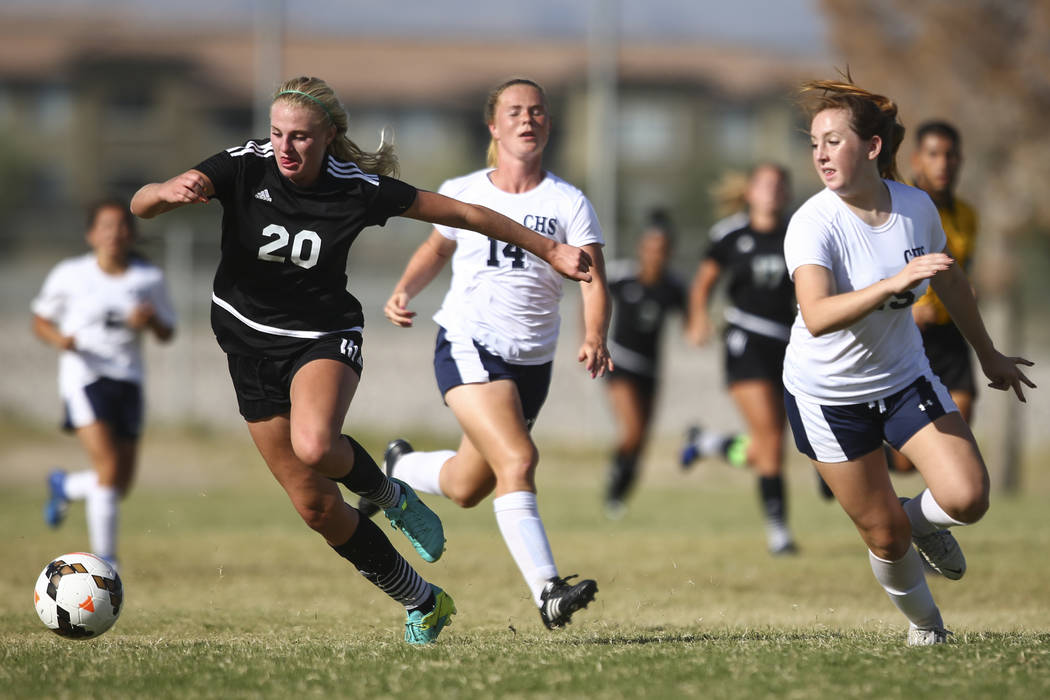 Palo Verde’s Carlee Giammona (20) moves the ball up the field against Centennial&#8217 ...