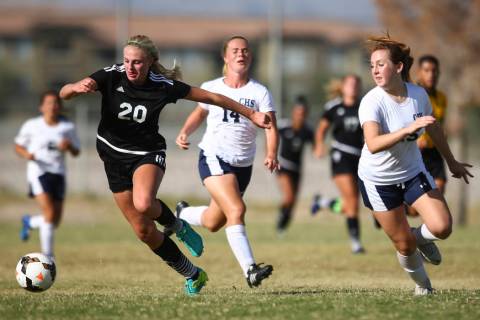 Palo Verde’s Carlee Giammona (20) moves the ball up the field against Centennial&#8217 ...