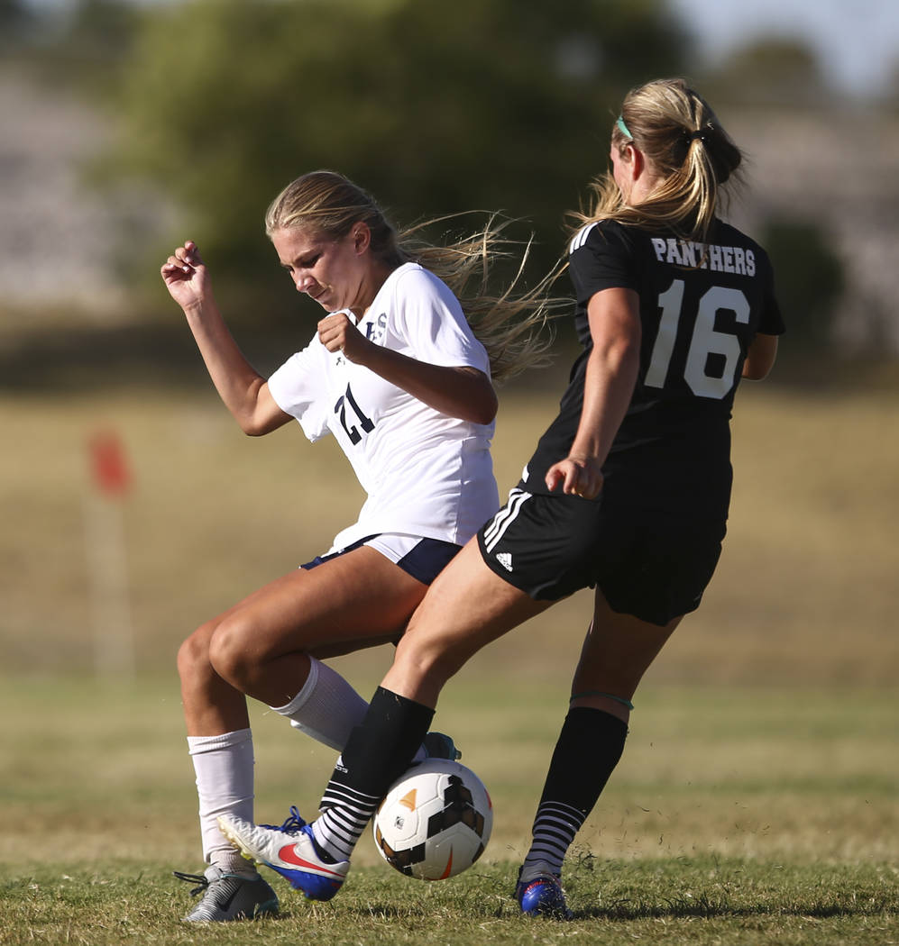 Centennial’s Halle Roberts (21) fights for the ball against Palo Verde’s Olivia ...
