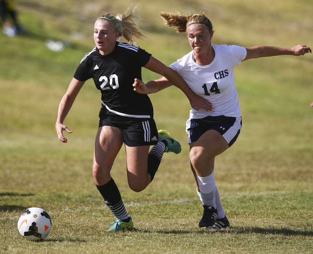 Palo Verde’s Carlee Giammona (20) moves the ball as Centennial’s Dawn Madison Fr ...