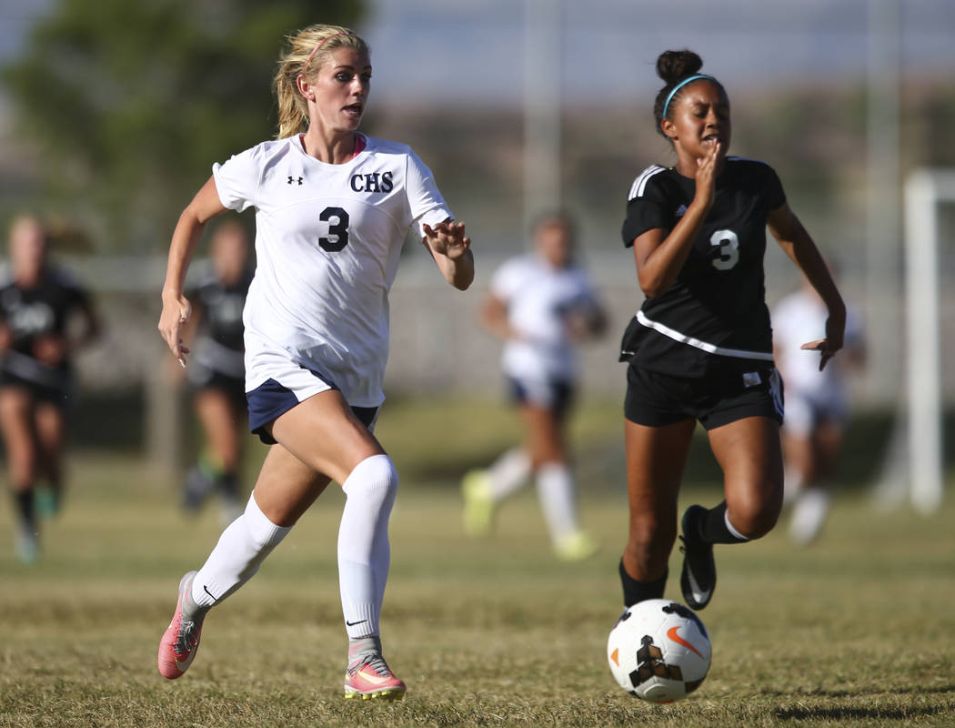 Centennial’s Quincy Bonds, left, chases after the ball against Palo Verde’s Adri ...