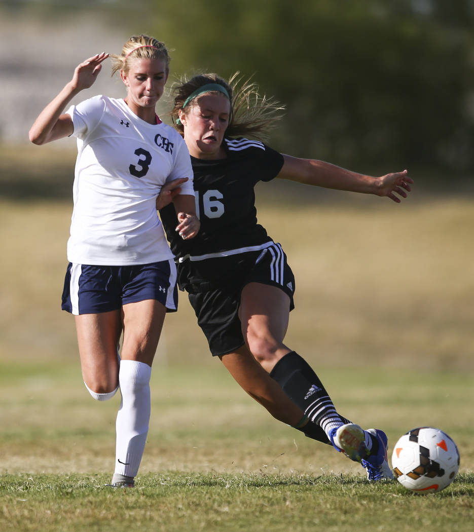 Palo Verde’s Olivia Packer (16) controls the ball over Centennial’s Quincy Bonds ...