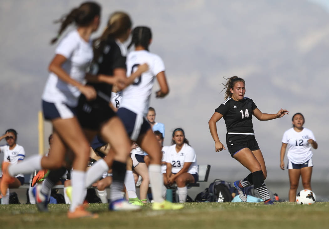 Palo Verde’s Reighna Werner (14) moves the ball up the field against Centennial during ...