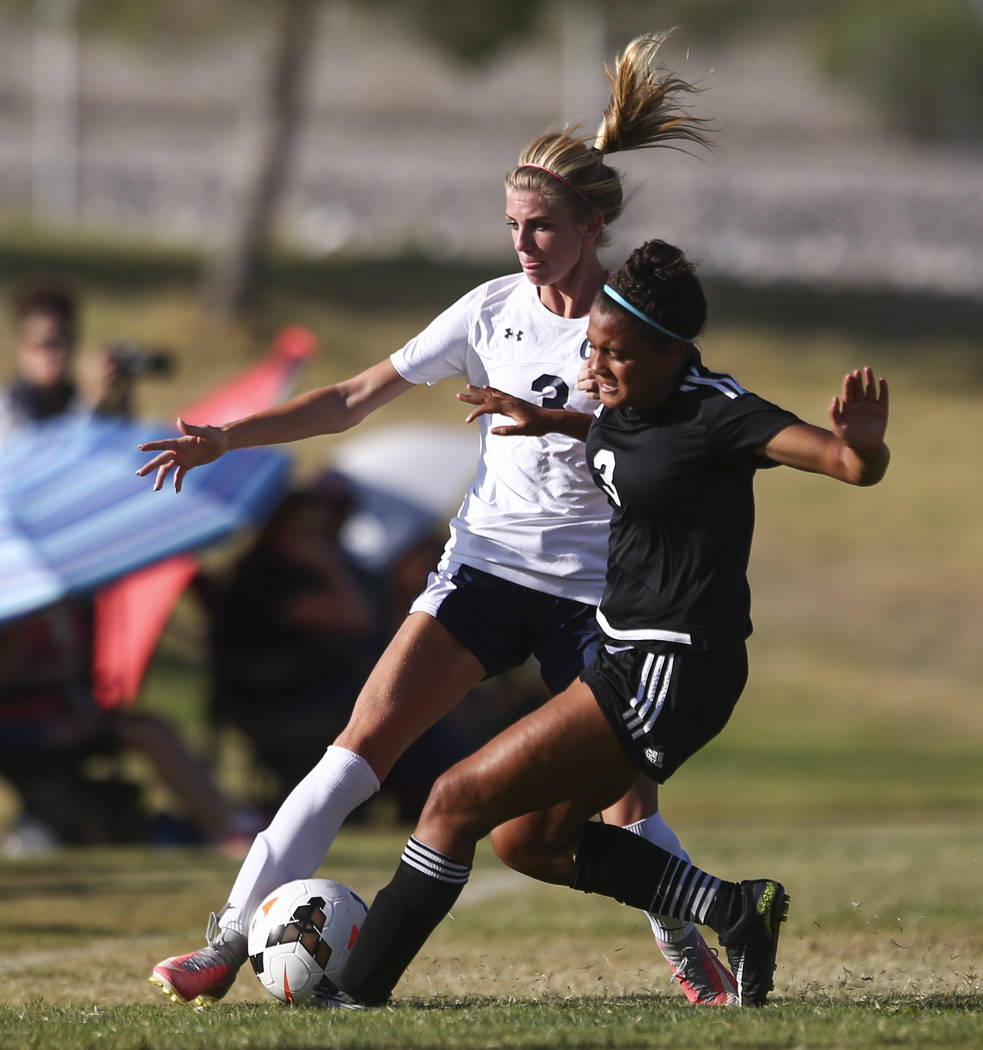 Centennial’s Quincy Bonds, left, fights for the ball against Palo Verde’s Adrian ...