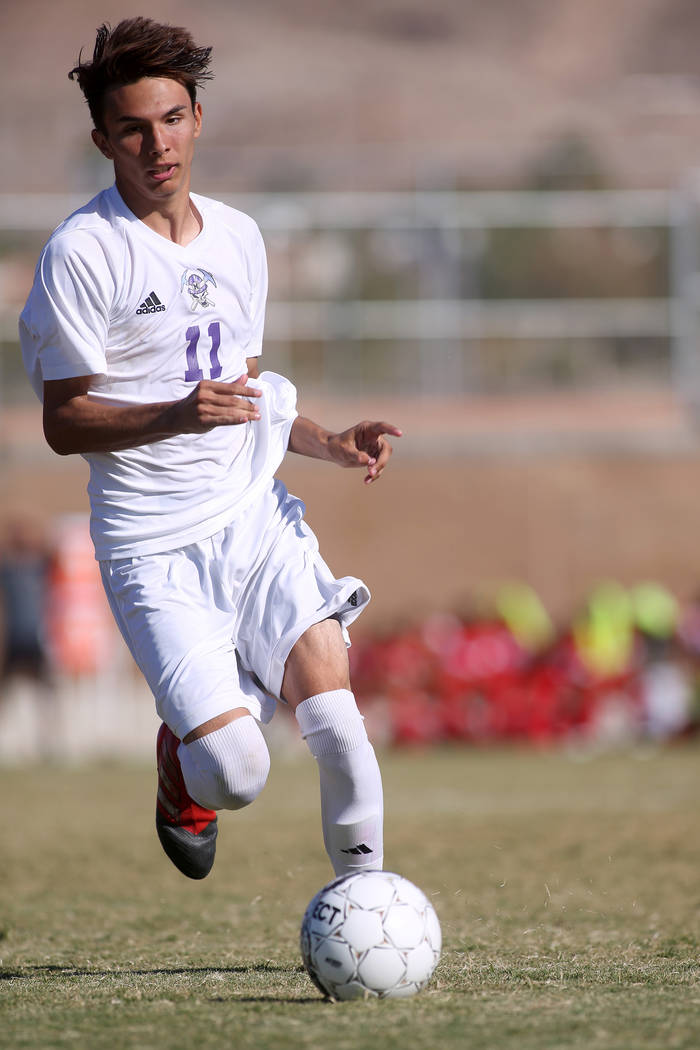 Sunrise Mountain player Felipe Lucero (11) dribbles the ball during a game against Western a ...
