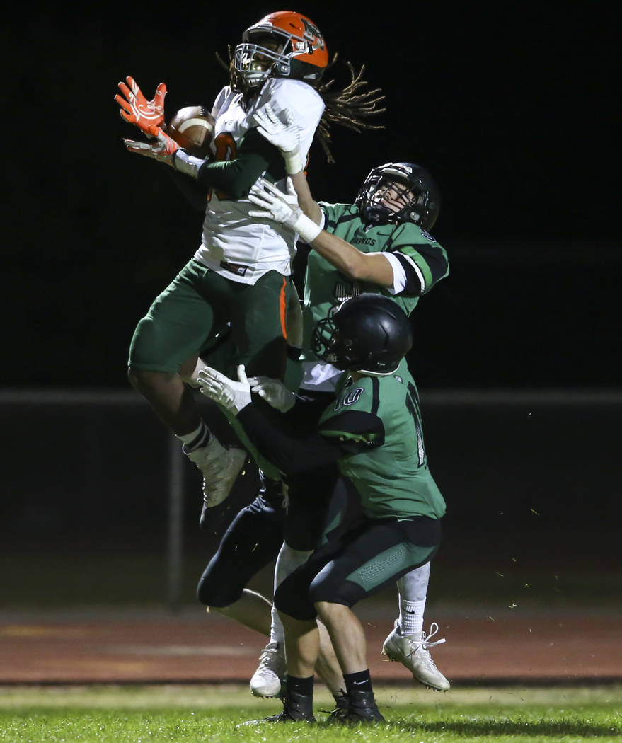 Mojave’s Noah Thompson (10) catches a pass during the Class 3A state quarterfinal game ...