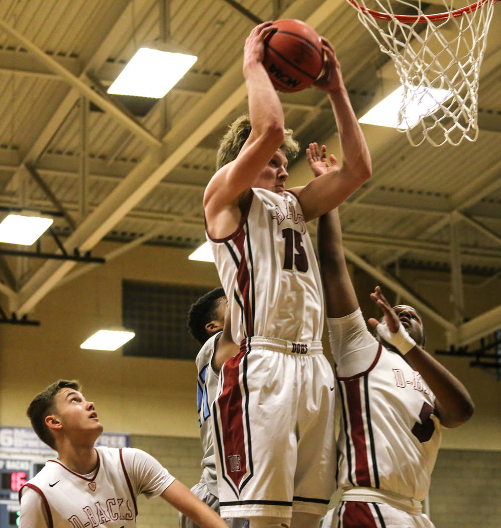 Desert OasisՠJacob Heese (15) receives a rebound during the first quarter of basketbal ...